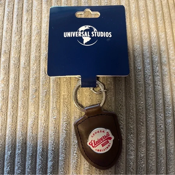 Universal Studios Beijing Logo Keychain Brown Leather New - Picture 2 of 6